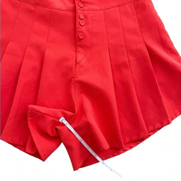 Red/Orange Flowy Butterfly Pleated Shorts. Size medium - Picture 5 of 10